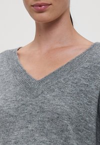 Vero Moda Tall VMJUPITER V NECK PULLOVER  - Pulover - medium grey melange