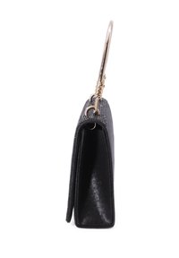 Borsa nera con finitura lucida, forma rettangolare e manico in metallo color oro. Tessuto strutturato lungo il bordo superiore.