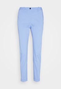 Pantalon slim bleu clair avec passants de ceinture, fermeture par bouton et revers aux chevilles, présenté sur un fond blanc uni.