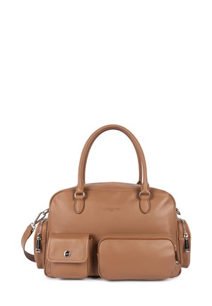 Sac à main en cuir tan avec deux poches zippées à l'avant. Il possède des doubles poignées supérieures et une bandoulière réglable. Texture lisse. Accents en métal argenté.