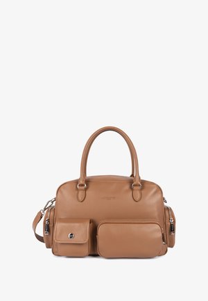 Borsa a mano in pelle marrone chiaro con due tasche anteriori con zip. Presenta doppi manici superiori e una tracolla regolabile. Texture liscia. Accenti in metallo argentato.