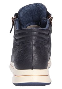 Námořnické modré kožené kotníkové boty s texturovaným povrchem, polstrovaným límcem a bočním zipem. Krémová gumová podrážka s jemným zlatým pruhem.