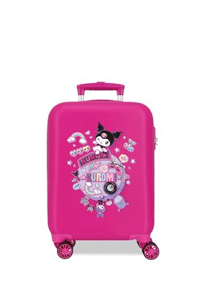 Maleta rígida de color rosa brillante con asa telescópica, personaje colorido de Kuromi y pegatinas decorativas, y cuatro ruedas giratorias rosas.