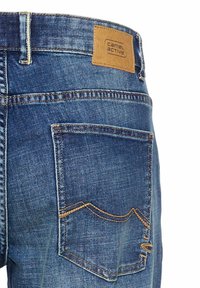 Niebieskie dżinsy z denimu z skórzaną łatką z napisem "camel active", standardowymi kieszeniami z tyłu i kontrastującymi żółtymi szwami.