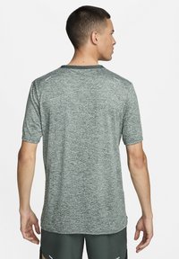 Nike Performance RISE - Camiseta deportiva - vintage green htr reflective silv