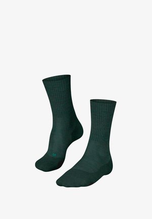 Ciemnozielone skarpetki do kostek o ribbowanej teksturze, z wzmocnioną piętą i palcami oraz małym logo w kontrastowym kolorze w pobliżu kostki.