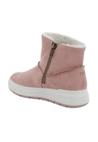 Stivaletto corto in suede rosa chiaro con suola in gomma bianca e fodera in pelliccia sintetica, dotato di zip laterale per una facile vestibilità.