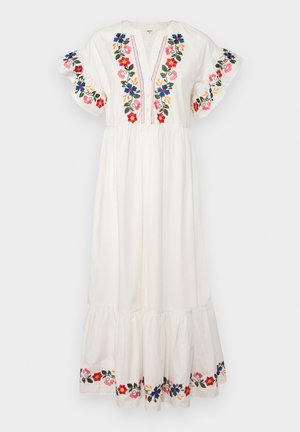 Abito maxi bianco con ricami floreali in rosso, blu e rosa. Presenta un colletto a V, maniche corte arricciate e un orlo a balze.