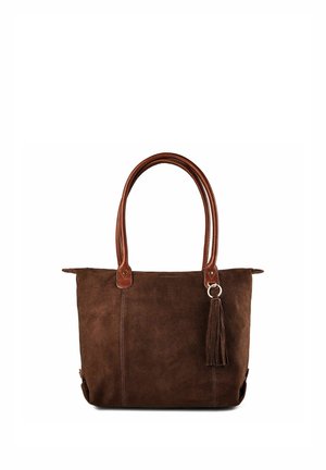Sac cabas en daim marron avec des poignées en cuir texturé et un pompon en daim assorti suspendu à une poignée.