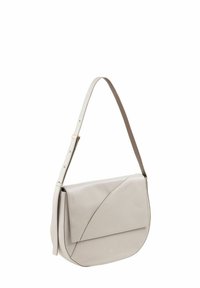 Lichtgrijze leren schoudertas met een gebogen vorm, diagonaal klepontwerp, verstelbare schouderband en discrete gouden hardware detail.