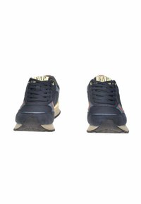 Scarpe da ginnastica blu navy con tomaia in suede e tessuto, chiusura con lacci, suola beige, dettagli arancioni e logo sulla linguetta.