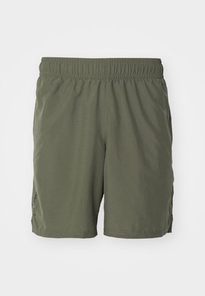 Oliwkowe szorty sportowe z elastycznym paskiem w talii, wykonane z lekkiego materiału, z bocznymi rozcięciami dla większej swobody ruchów. Prosty design, bez widocznych wzorów.