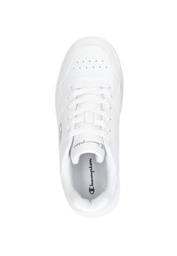 Weißer Sneaker mit einem glatten synthetischen Obermaterial, Belüftungsöffnungen an der Zehenpartie, flachen Schnürsenkeln, gepolstertem Schaft und einem Logo an der Seite und Zunge.