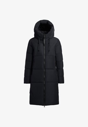 Abrigo acolchado negro con una capucha alta y estructurada, cierre frontal con cremallera y dos bolsillos laterales, con un patrón de acolchado para aislamiento.