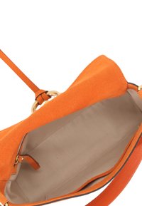Orangefarbene Schultertasche aus Wildleder mit offenem Oberteil, ausgestattet mit einem beigen Stofffutter und goldfarbenen Metallakzenten am Riemen.