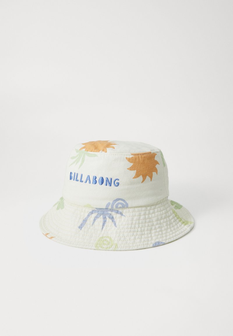 Hvid bøttehat med farverige tropiske mønstre og en blå "BILLABONG" logo på forsiden. Lavet af tekstureret stof med en blød overflade.