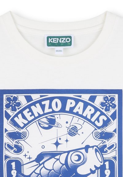 T-shirt en coton blanc avec un design graphique bleu. Le design inclut "KENZO PARIS", un poisson, des fleurs et des éléments planétaires.