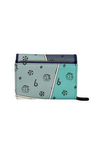 Un portafoglio in pelle bicolore con pannelli blu e verde acqua, motivi floreali e chiusura con zip, dal design minimalista e con dettagli raffinati.