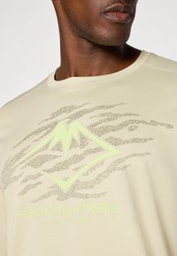 ASICS FUJITRAIL LOGO TOP - Hosszú ujjú felső - khaki