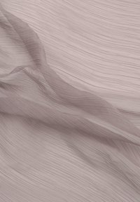 Průsvitná látka v jemné fialové barvě s jemnými vertikálními záhyby. Textura působí lehce a vzdušně s jemným leskem.