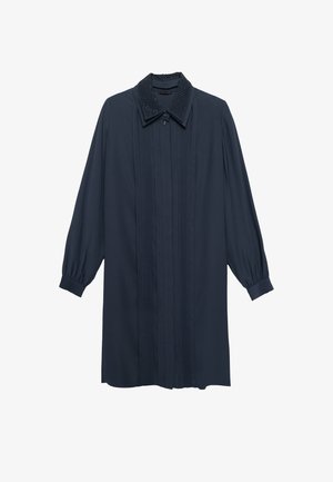 Robe longue bleu marine à manches longues avec un col texturé, fermeture à boutons et plis verticaux. Le tissu semble lisse avec une coupe décontractée.