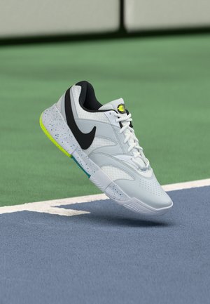 Nike Performance, COURT LITE 4 HC - Тенис обувки за всякакви повърхности - white/black/volt/energy