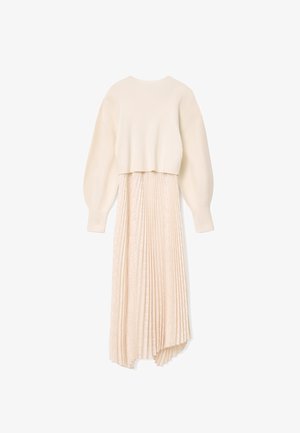 Zweiteiliges Outfit bestehend aus einem cremefarbenen, gestrickten, verkürzten Pullover und einem langen, plissierten Rock in einem hellbeigen Farbton mit einem dezenten Strukturmuster.