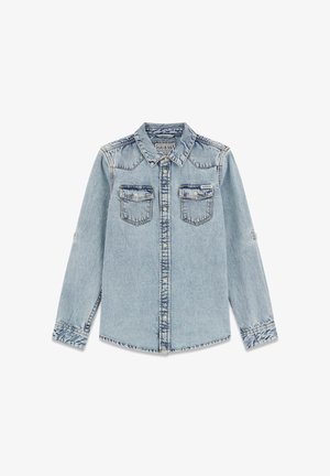 Jasnoniebieska koszula jeansowa z dwoma kieszeniami na piersi, zaostrzonym kołnierzykiem i zapinanym na guziki przodem. Charakteryzuje się widocznymi przeszyciami i detalami mankietów.