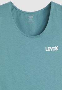 Teal Levi's t-shirt met een ronde hals, korte mouwen en een witte logo-print. Gemaakt van zachte katoenen stof met een gladde textuur.