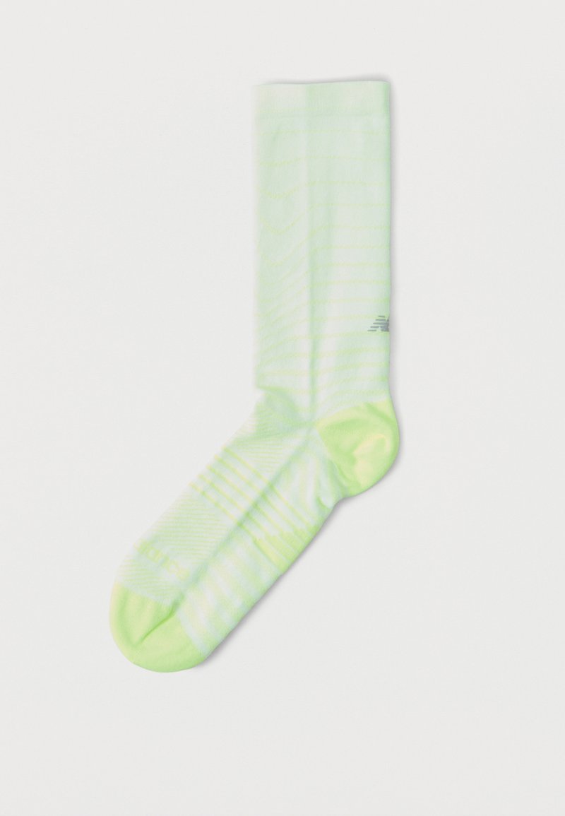 Ένα μονό αθλητικό κάλτσα ανοιχτού πράσινου και λευκού ριγέ με ενισχυμένες περιοχές στη φτέρνα και τα δάχτυλα, σε λευκό φόντο.