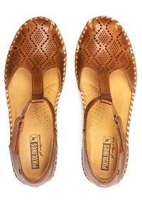 Scarpe in pelle marrone con design perforato, punta chiusa e cinturino regolabile. Fodera interna beige e dettaglio suola intrecciata.