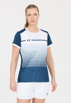 Marineblå og hvid træningsskjorte med korte ærmer, med et gradientstribe mønster og FZ-logoet på brystet. Sammen med hvide shorts.