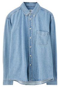 Hellblaues Jeanshemd mit langen Ärmeln, Button-Down-Kragen, Brusttasche und sechs Knöpfen entlang der Knopfleiste. Weiche Textur, gerader Saum.