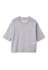 Jasnoszary sweter z krótkim rękawem, okrągłym dekoltem, prążkowanymi mankietami i teksturowanym wzorem dzianiny. Miękka faktura materiału.