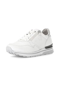 Witte leren sneaker met een gestructureerde afwerking, voorzien van een ritsluiting, contrasterende zilveren accenten en een grijze rubberen zool.