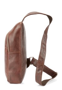 Sac en cuir marron avec une texture lisse, fermeture éclair et une large bandoulière, avec une poche latérale pour un rangement supplémentaire.