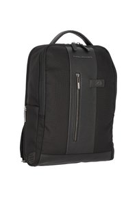 Mochila negra con un tejido texturizado, acentos de cuero liso, un asa en la parte superior y un bolsillo con cremallera en la parte frontal con un elegante herraje plateado.