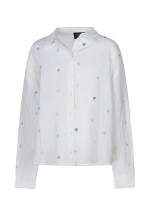 Chemise blanche à manches longues avec col et boutons, ornée de petits motifs en forme de cœurs aux couleurs pastel, dispersés sur le tissu.