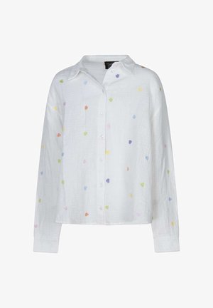 Chemise blanche à manches longues avec col et boutons, ornée de petits motifs en forme de cœurs aux couleurs pastel, dispersés sur le tissu.