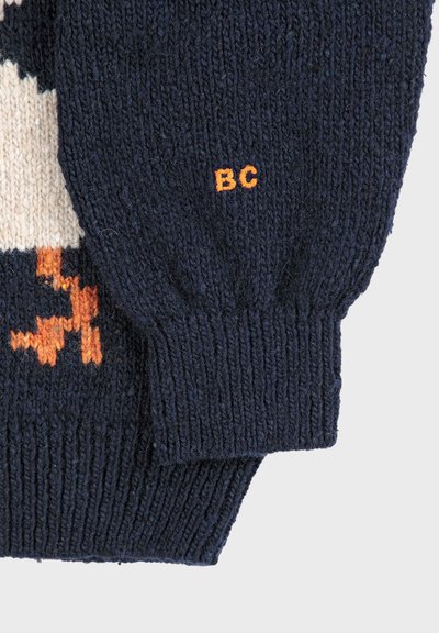 Strickpullover in Marineblau mit strukturiertem Stoff. Verfügt über orangefarbene gestickte Initialen "BC" am Bündchen sowie ein Farbblockdesign.