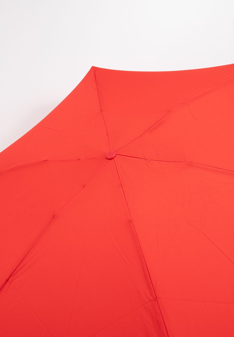 Roter Regenschirm mit glatter Oberfläche, achtteiliger Bauweise und einem zentralen Knopfmechanismus. Kompakt und leicht, geeignet zum Schutz vor Regen.