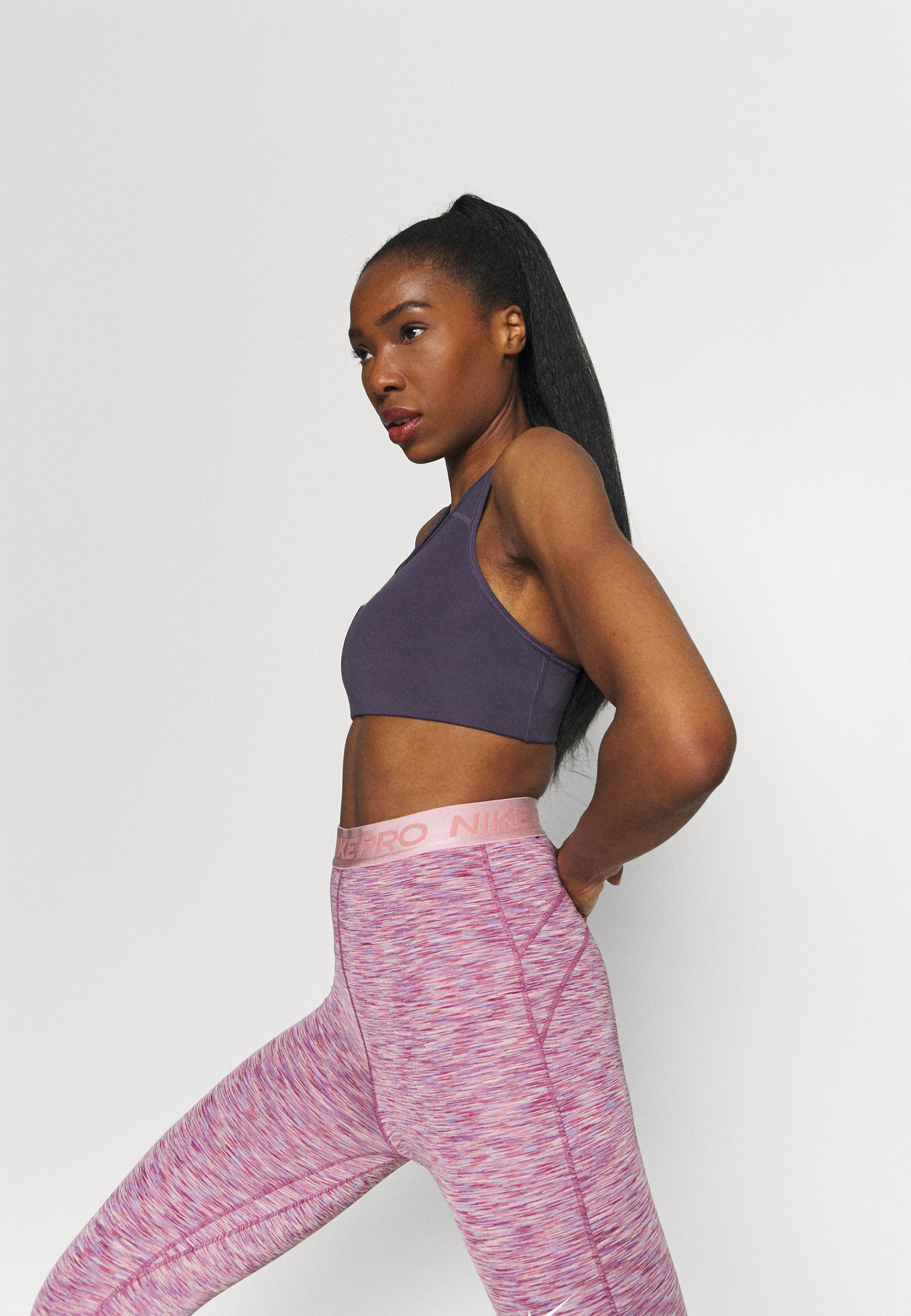 Nike Performance BRA - Sport-bh met medium support - dark  raisin/white/paars - Zalando.nl