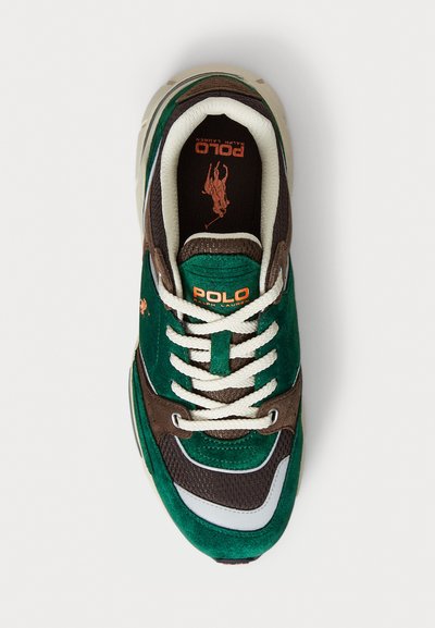 Shoe atlético em verde e castanho com atacadores brancos, materiais em camurça e malha, apresentando a marca "Polo Ralph Lauren" e uma sola texturizada.