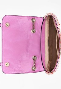 Różowa skórzana torebka o teksturowanym wykończeniu. Posiada złote elementy, łańcuchowy pasek oraz kolorowy, pleciony detal w klapie. Widoczna kieszeń wewnętrzna.