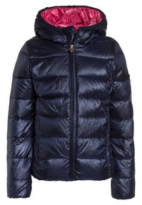 Granatowa pikowana kurtka puchowa z kapturem i zamkiem z przodu, z jasnoróżową podszewką wewnątrz kaptura.