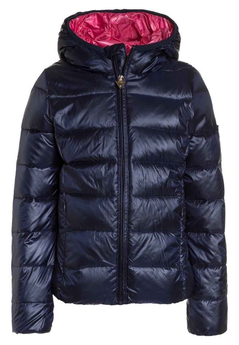 Granatowa pikowana kurtka puchowa z kapturem i zamkiem z przodu, z jasnoróżową podszewką wewnątrz kaptura.