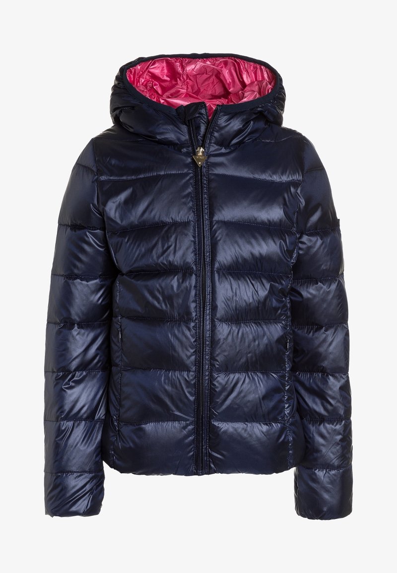 Granatowa pikowana kurtka puchowa z kapturem i zamkiem z przodu, z jasnoróżową podszewką wewnątrz kaptura.