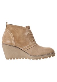 Koturny botki za kostkę w brązowym zamszu o gładkiej fakturze, sznurowane z przodu, z gumową podeszwą o rowkowanym wzorze dla lepszej przyczepności.