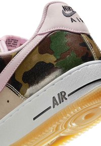 Sneaker med en øverste i pink læder, camouflage mønster i grøn og brun samt en hvid gummisål med "AIR" branding og gennemsigtig ydersål.