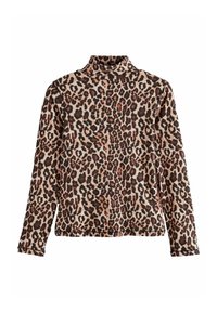 Svetr s vysokým límcem v odstínu tan s leopardím potiskem. Vyrobeno z texturované látky, má dlouhé rukávy a těsný fit kolem límce.